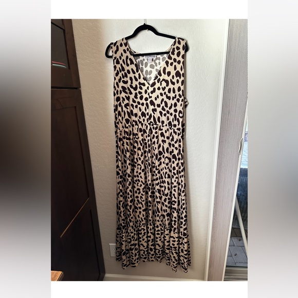 🤍BY DESIGN Animal print stretchy maxi with a deep V-neck, Empire elastic waist - Picture 5 of 5
